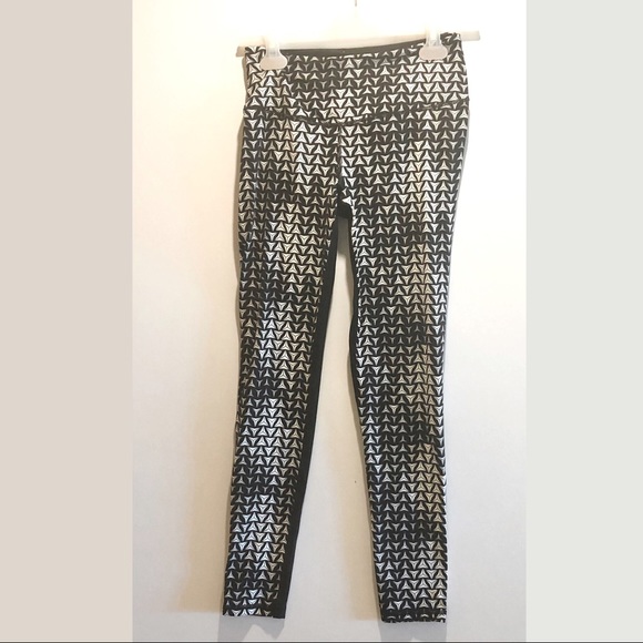 VS SPORT BLACK AND WHITE KNOCKOUT LEGGINGS - Picture 2 of 9